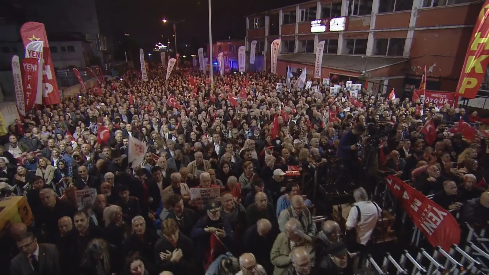Zeytinburnu'nda sert tepki: Halk TV'ye yapılan müdahale bir darbe girişimidir
