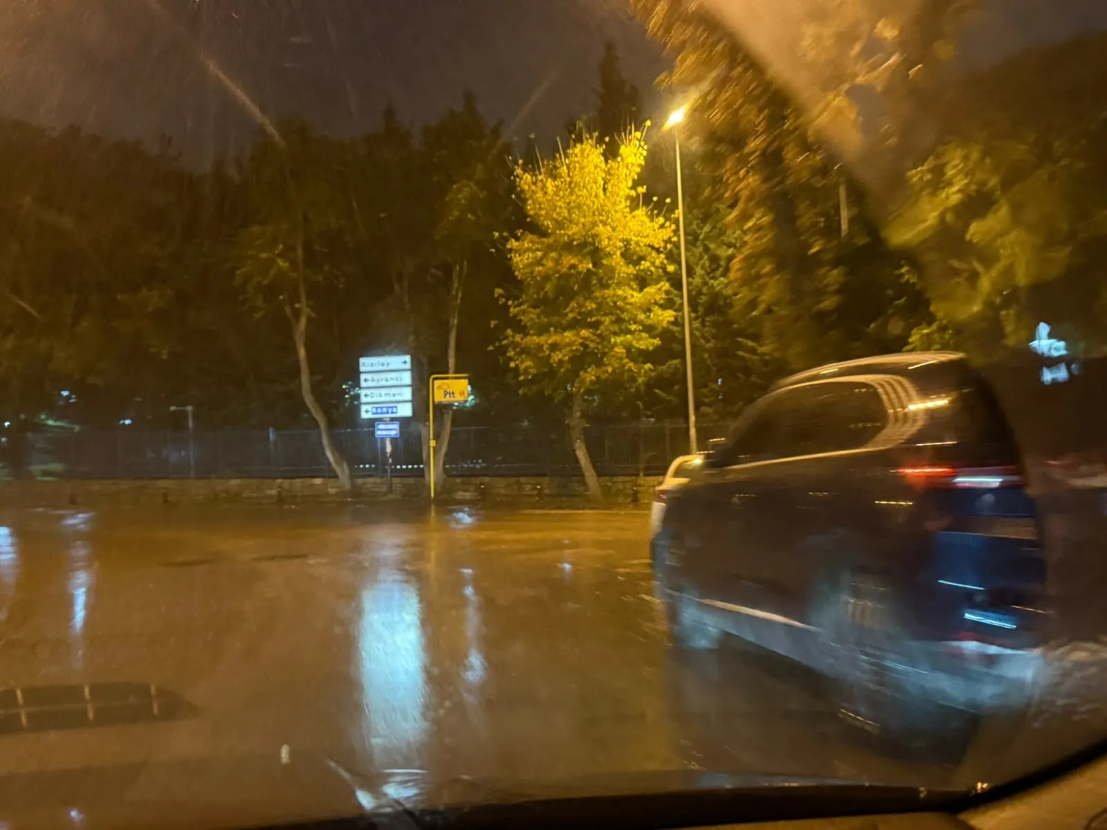 Başkentte akşam saatlerinde aniden bastıran yağış trafiği felç etti