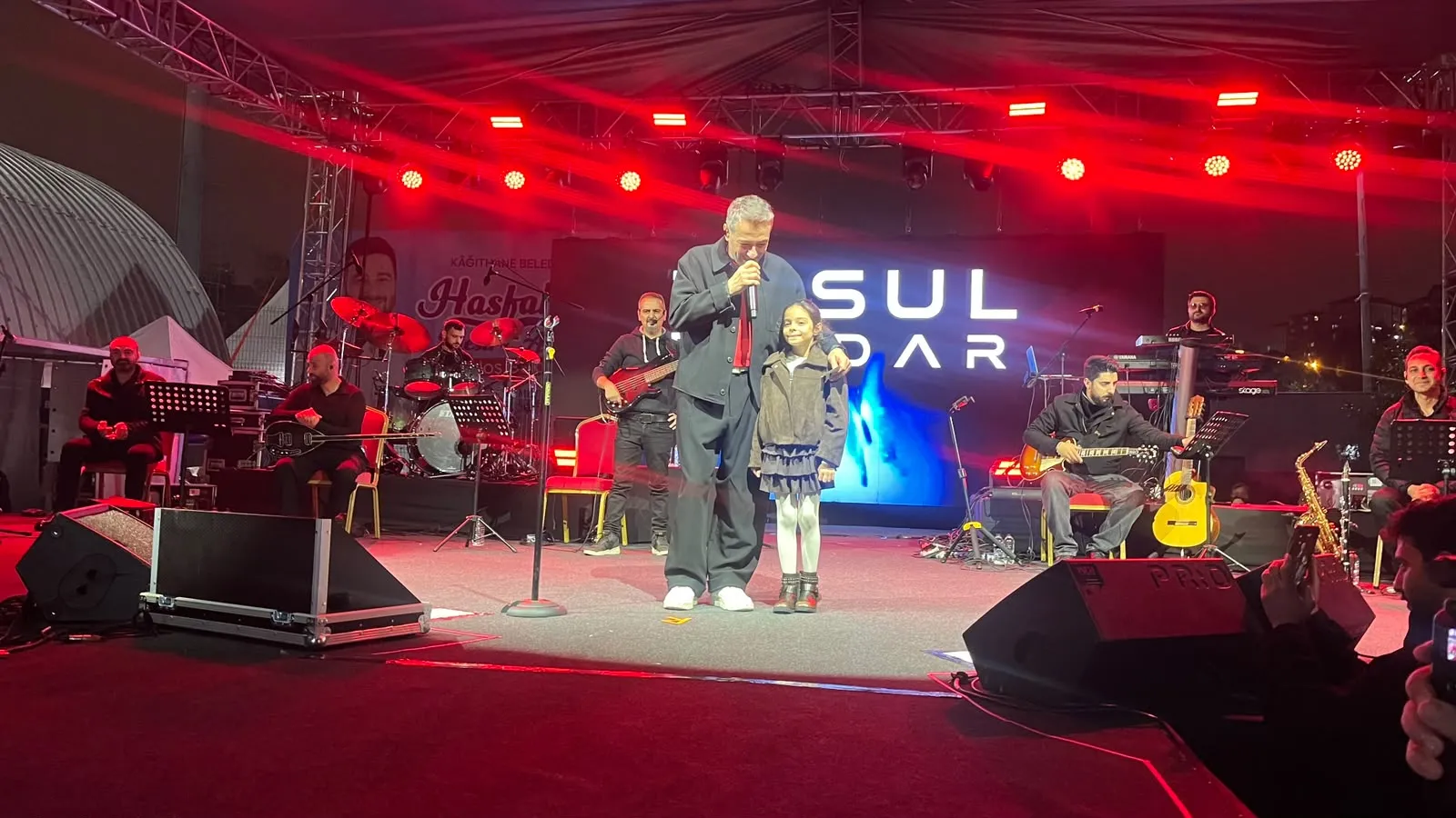 Kağıthane'de Cumhuriyet coşkusu: Resul Dindar ve kızı Ela sahneyi paylaştı