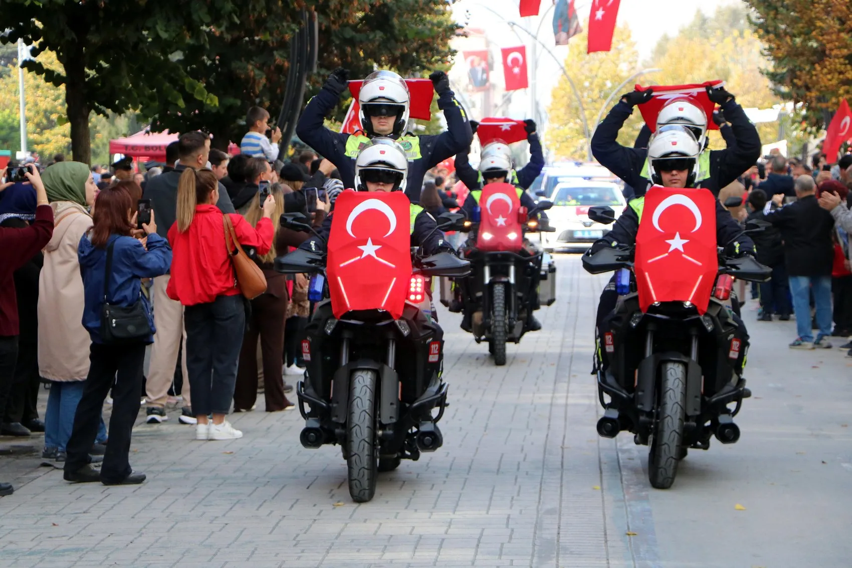 Bolu sokaklarında yankılanan o ses: Komandolar Cumhuriyet coşkusunu zirveye taşıdı