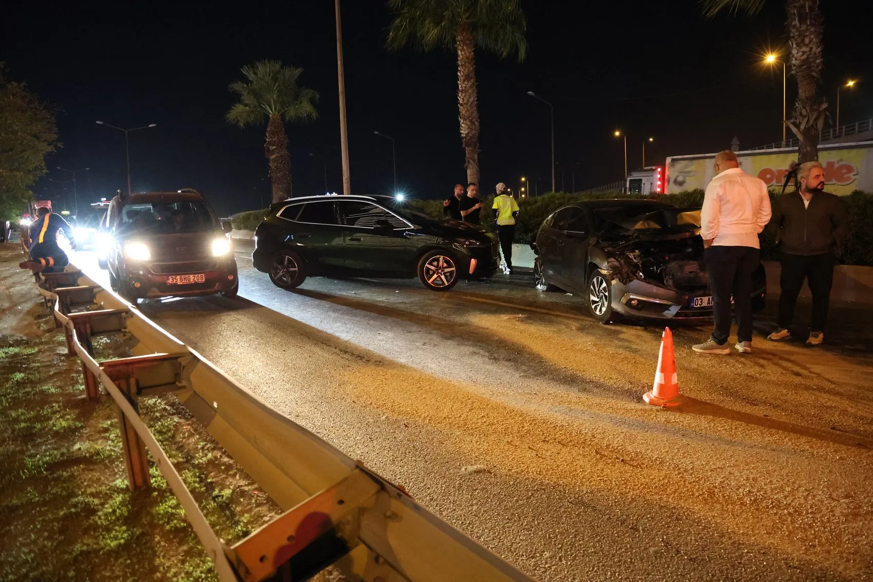 Altınyol'da gece yarısı dehşeti: 8 araç birbirine girdi