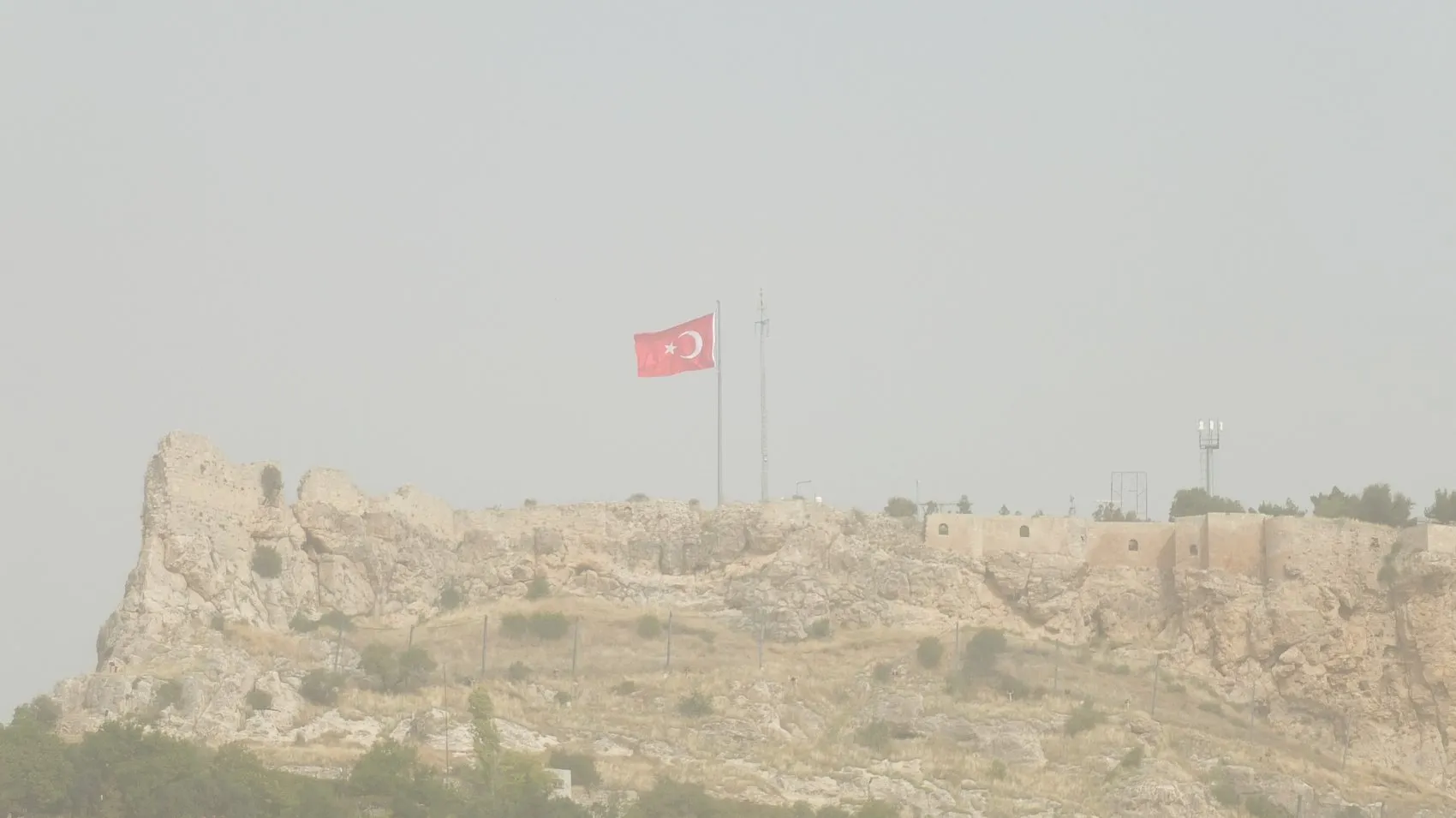 Mardin'de gökyüzü turuncuya boyandı: Şehir toz bulutlarının esiri oldu