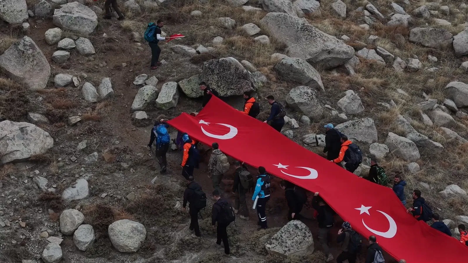 Bingöl'ün kutsal zirvesinde Cumhuriyet nöbeti: Sisli dağda dev bayrak dalgalandı