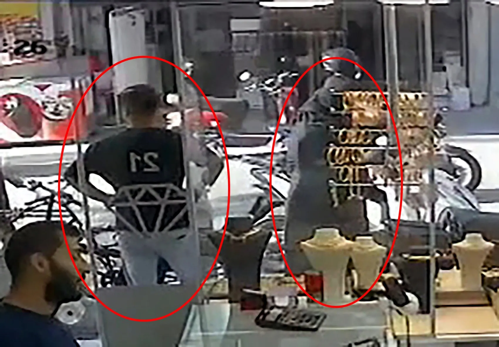 Adana'da gündüz vakti cüretkar gasp: Çantasını kaptırmamak için saniyelerle yarıştı