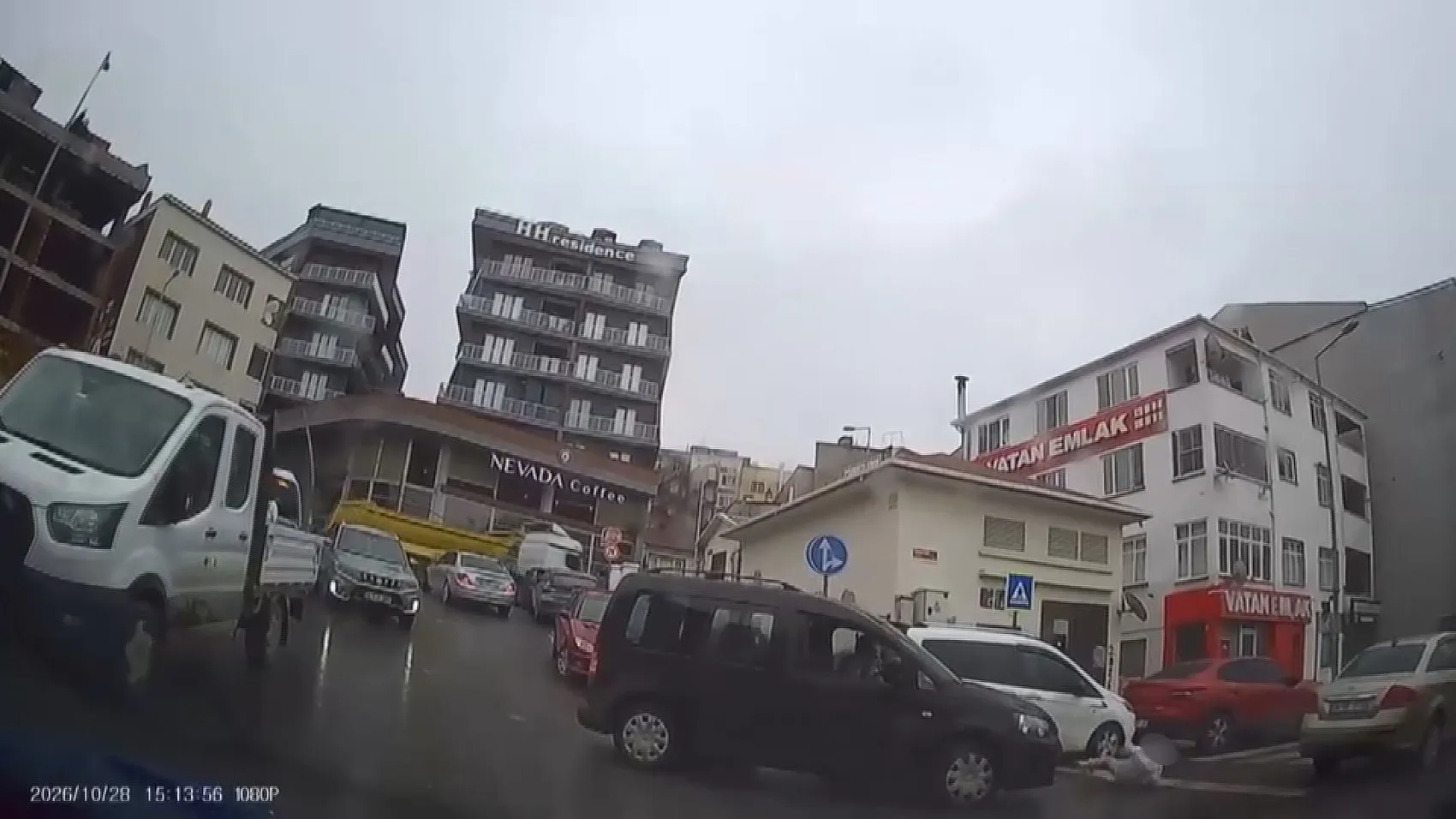 Arnavutköy'de yürekleri ağza getiren kaza: Yaya geçidinde dehşet anları