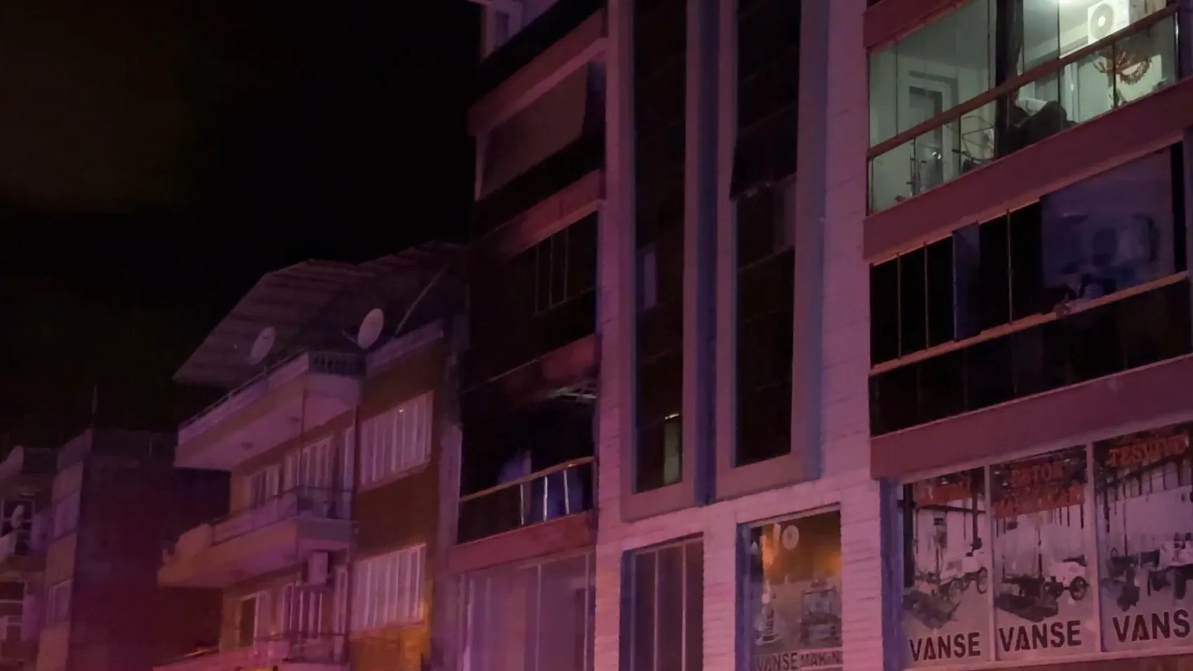 Efeler'de gece yarısı dehşeti: 9 katlı apartmanı dumanlar teslim aldı