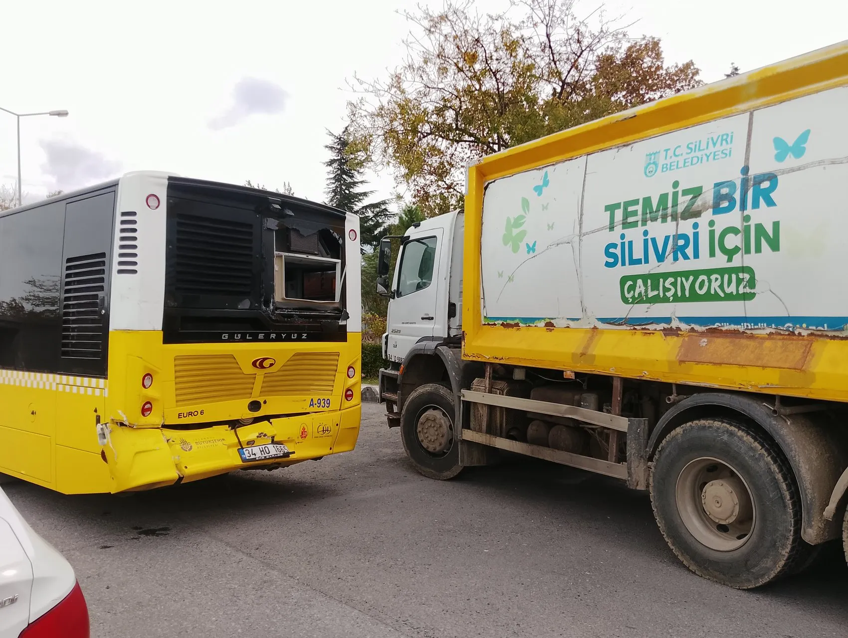 Silivri'de sabah trafiğini kilitleyen kaza: İETT otobüsü ve çöp kamyonu çarpıştı