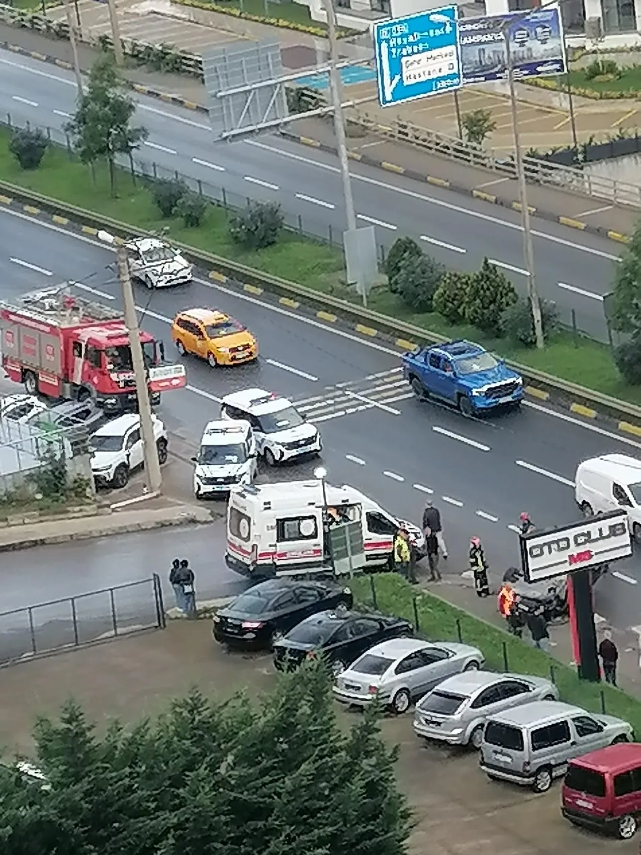 Yomra'da dehşet anları: Kontrolden çıkan araç takla atarak ters döndü