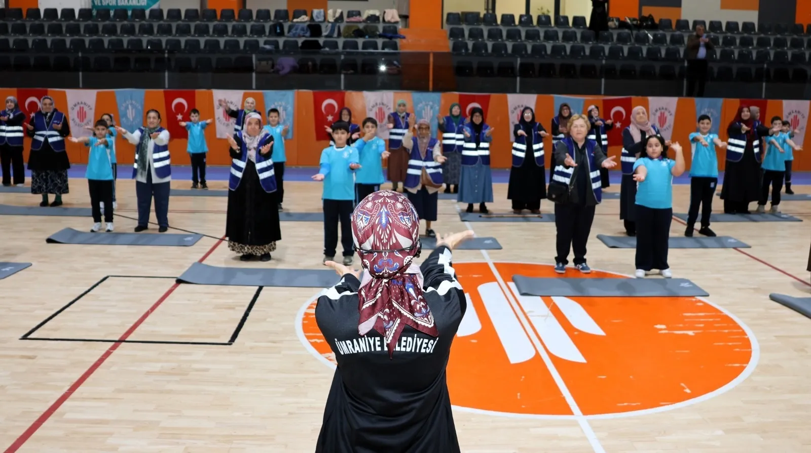 Ümraniye'de kuşaklar arası köprü: 70 kişi aynı spor sahasında buluştu