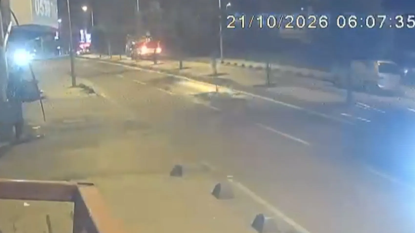 Arnavutköy'de dehşet anları: Servis minibüsünün kamyona çarptığı kaza kamerada