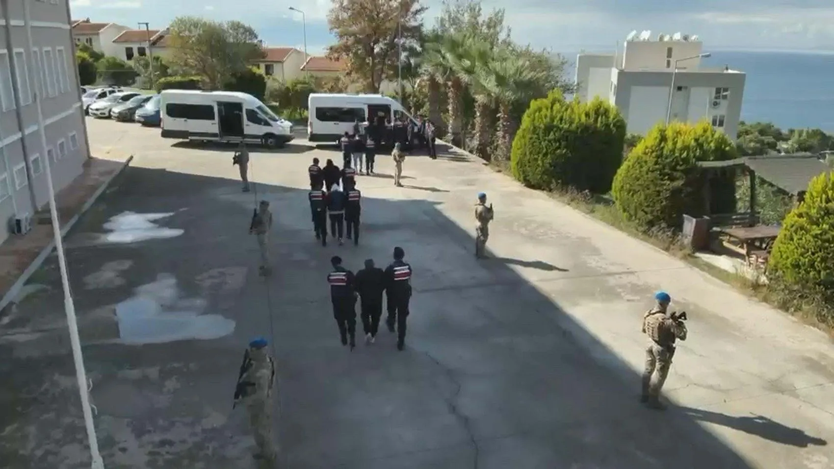 Kuşadası'nda şafak operasyonu: Zehir tacirlerine ağır darbe