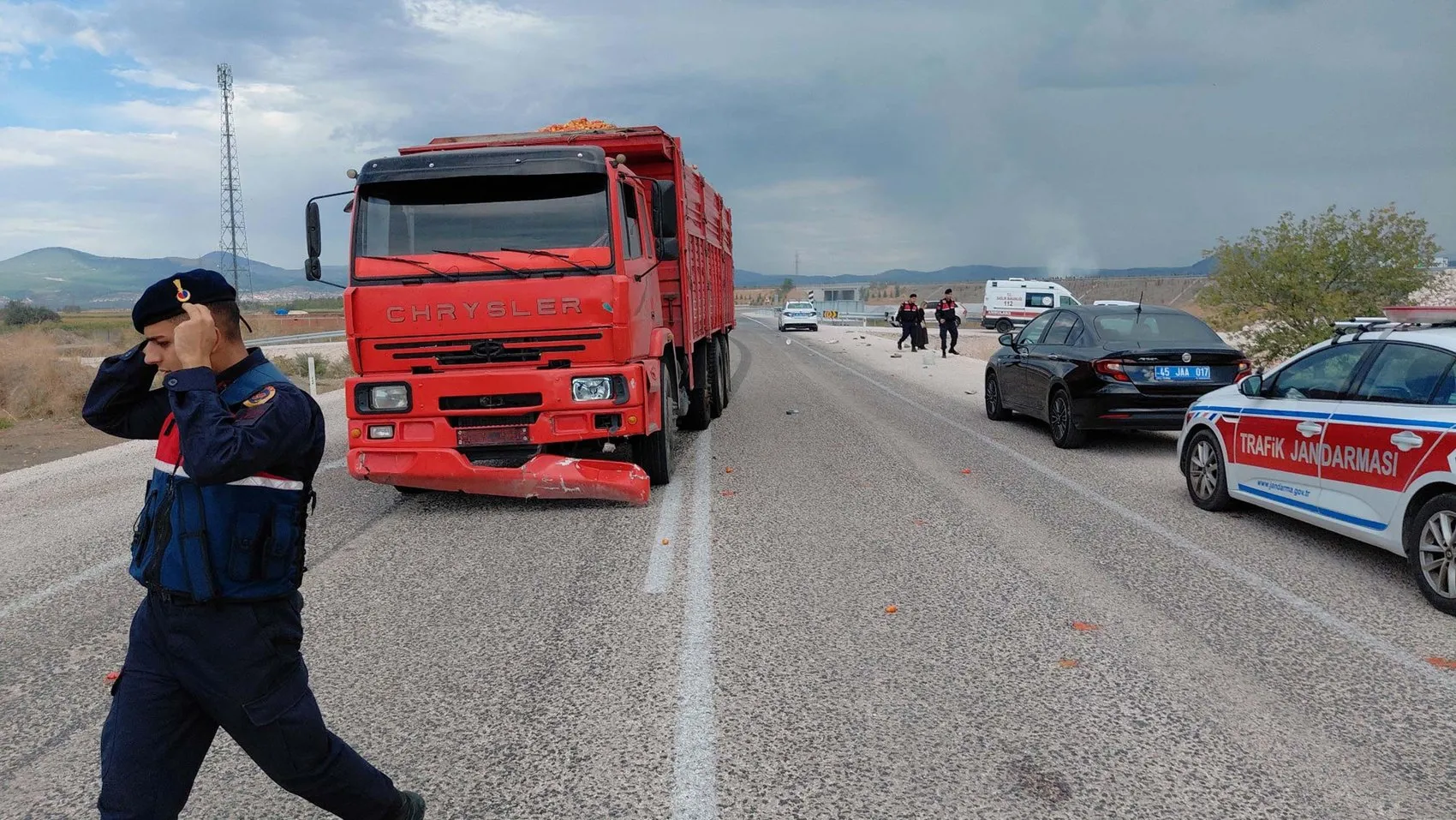Manisa'da acı kaza: Domates yüklü kamyonun çarptığı bisiklet sürücüsü hayatını kaybetti