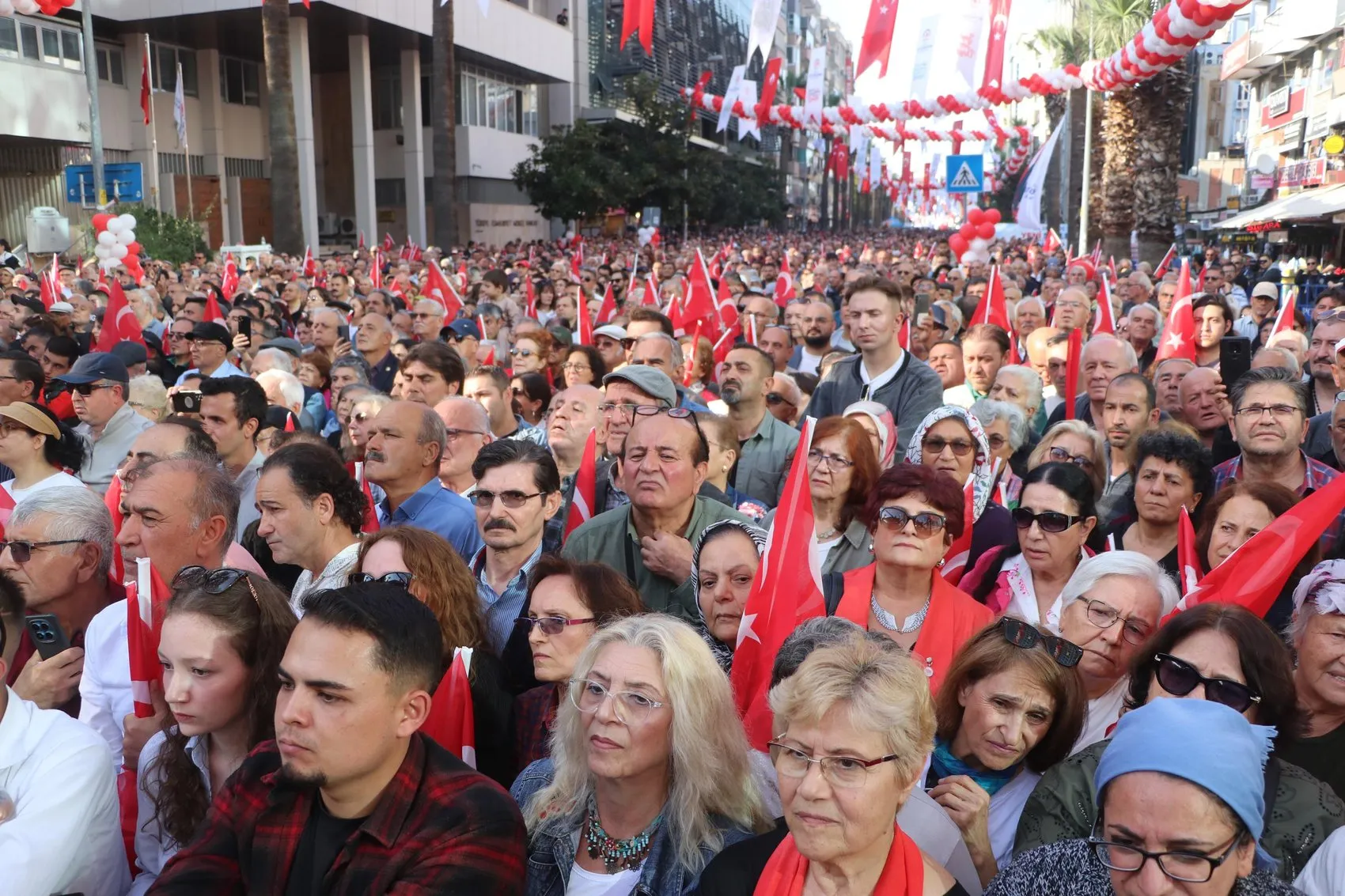Özgür Özel'den Denizli'de kapsayıcılık mesajı: Partimizin kapısı herkese ardına kadar açık