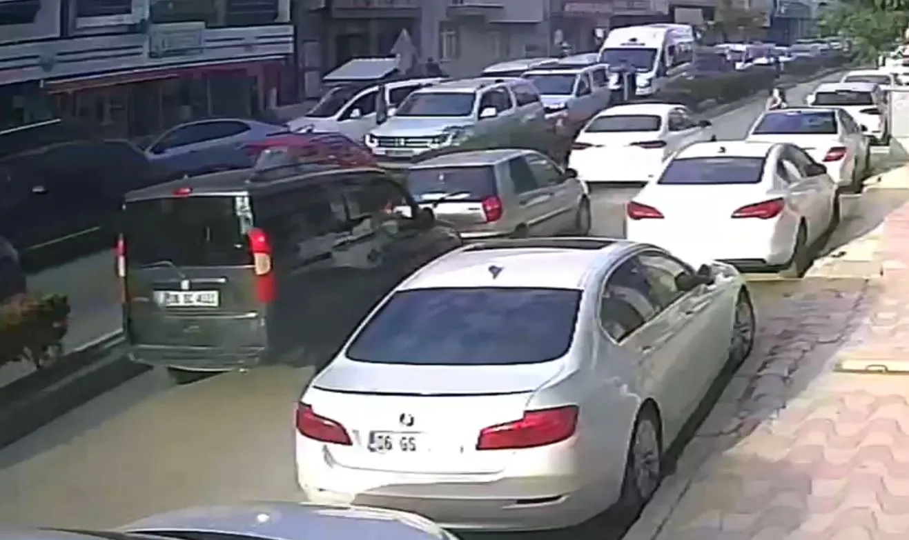 Polatlı'da saniyelerle ölçülen kaza: Küçük çocuğun ani hamlesi zincirleme trafiği birbirine kattı