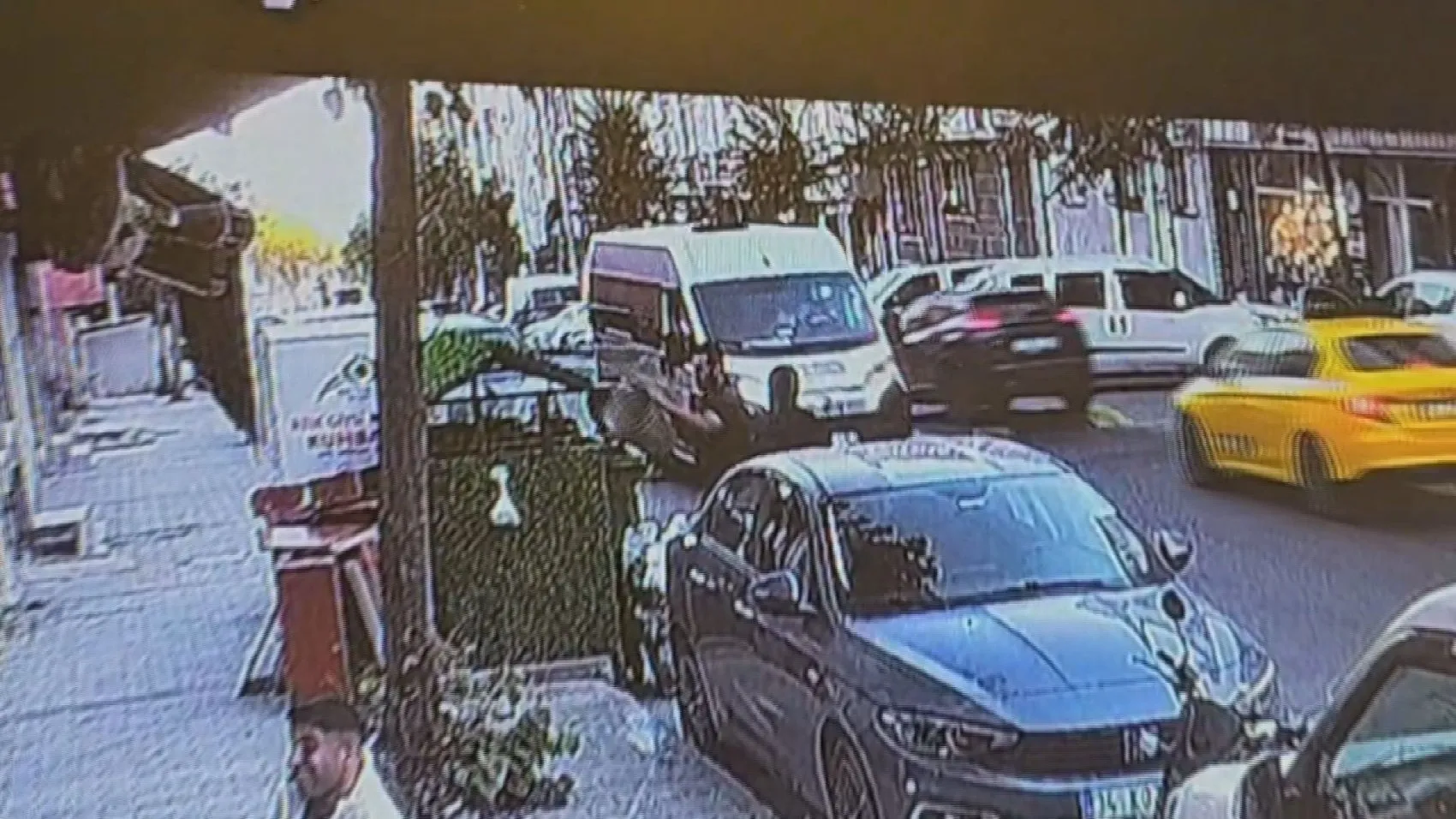 Sultangazi'de dikkatsizlik faciaya davetiye çıkardı: Sigara izmariti sokağı birbirine kattı