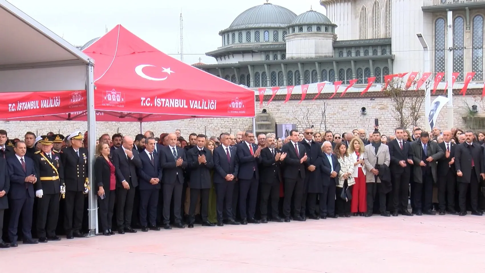 Taksim'de Cumhuriyet coşkusu: Anıt önünde resmi tören düzenlendi