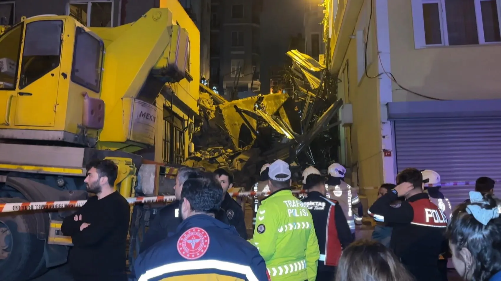 Beyoğlu'nda gece yarısı dehşeti: Beş katlı yapı bir anda yerle bir oldu