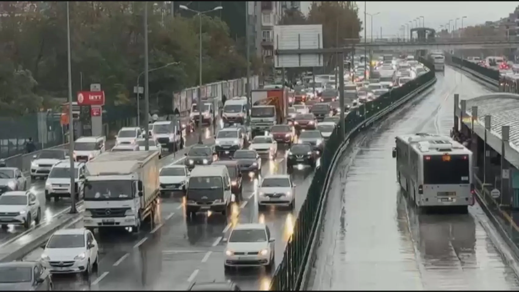 Megakentte akşam trafiği kilitlendi: Yüzde 89 yoğunlukla hayat durma noktasına geldi