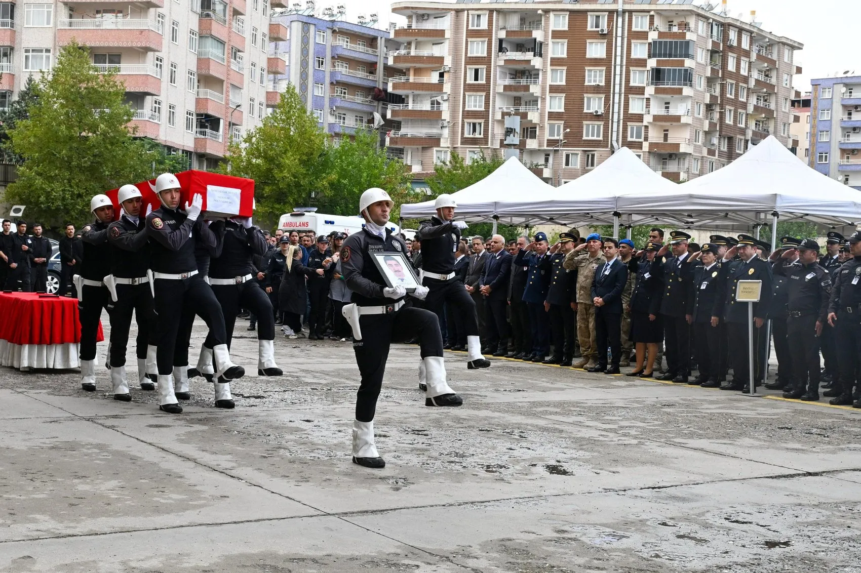 Diyarbakır Emniyeti'nde hüzünlü veda: Görevi başında hayatını kaybeden polis memuru son yolculuğuna uğurlandı