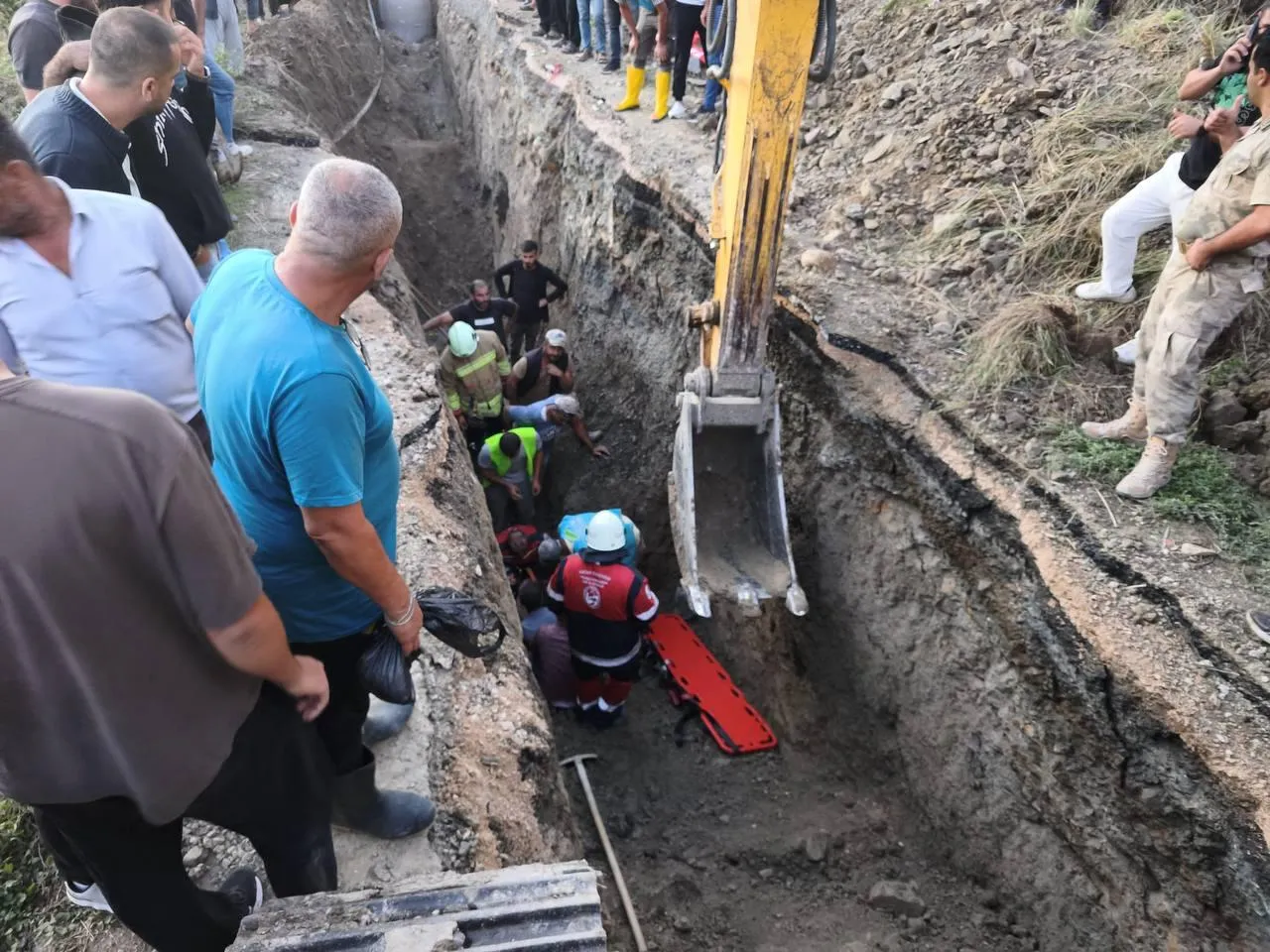 Arsuz'da korku dolu anlar: Toprak altında kalan işçi için zamana karşı yarış