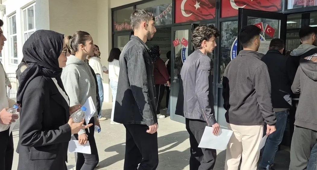 Malatya'da Sınav Heyecanı: Anne ve Kızı Aynı Okulda Ter Döktü