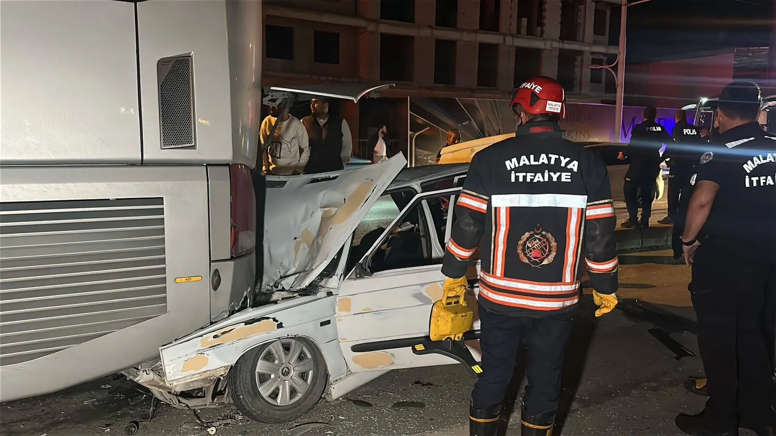 Malatya'da gece yarısı dehşeti: Otomobil otobüse çarptı, üç kişi hastanelik oldu