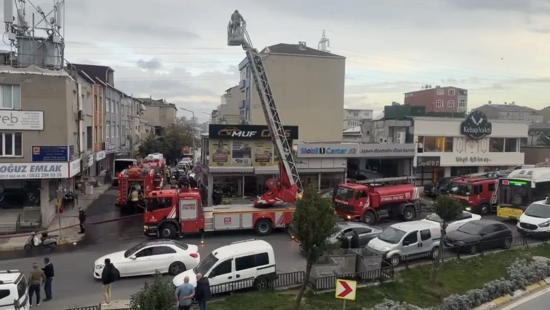 Küçükçekmece'de korku dolu anlar: Çatı katından yükselen alevler mahalleyi hareketlendirdi