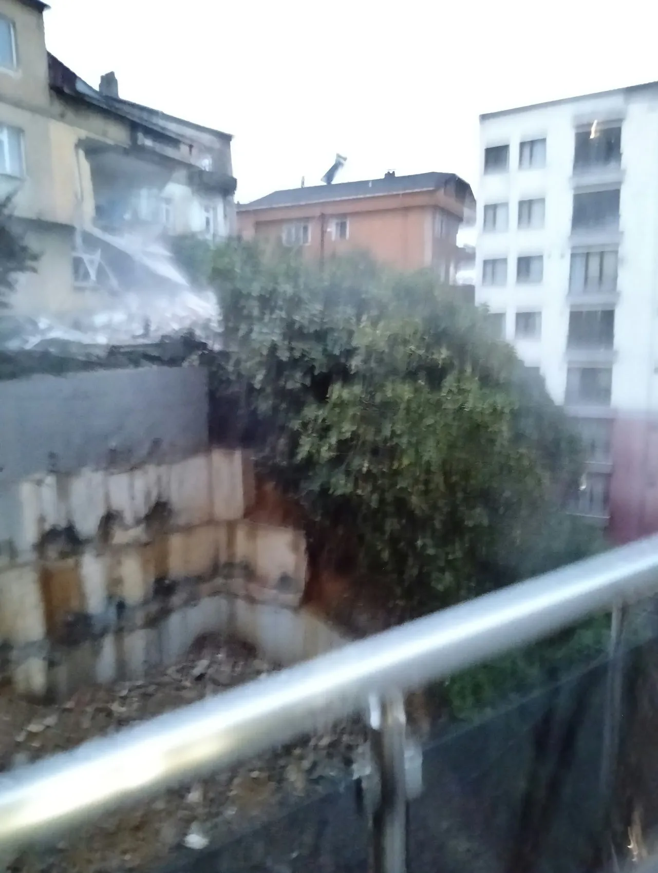 Zonguldak'ta sağanak felaketi: Boş bina büyük bir gürültüyle yerle bir oldu