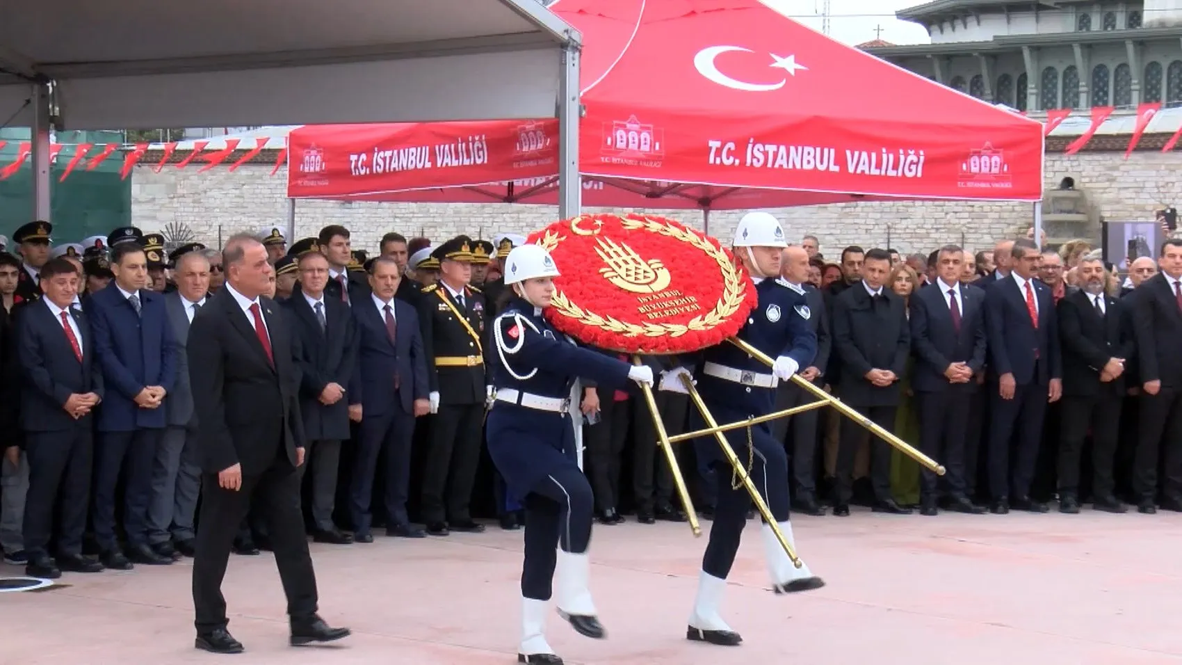 Taksim'de Cumhuriyet coşkusu: Anıt önünde resmi tören düzenlendi