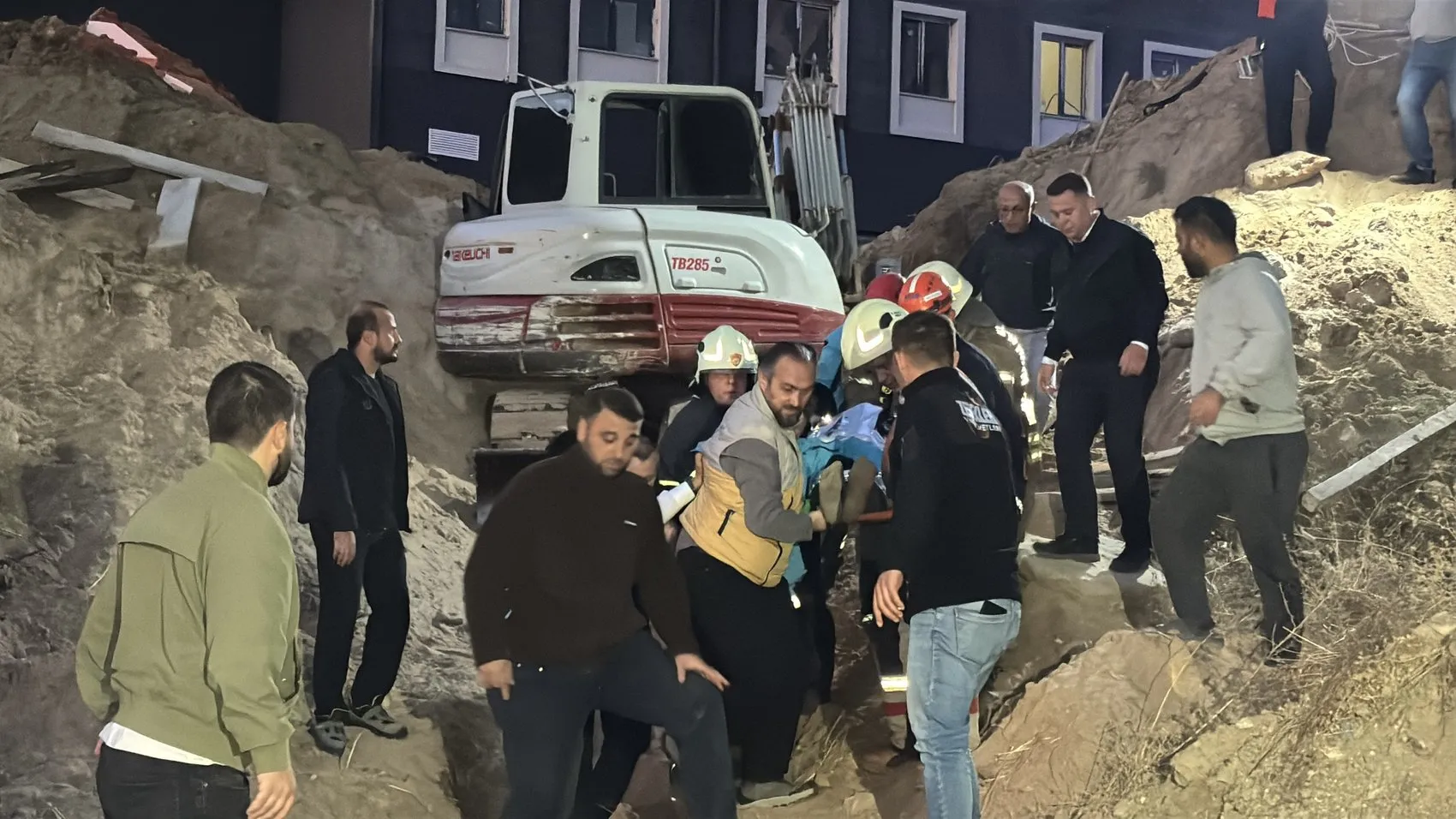 Üniversite kampüsünde korku dolu anlar: Toprak altında kalan işçiler için zamana karşı yarış