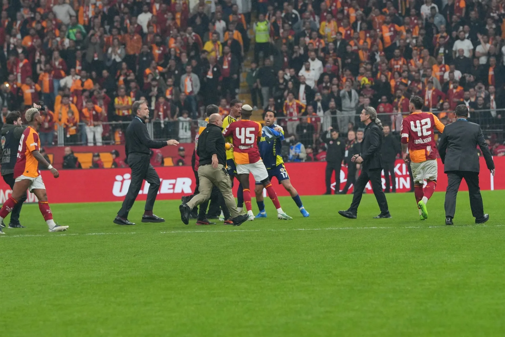 RAMS Park'ta derbi sonrası istenmeyen görüntüler: İki yıldız birbirine girdi