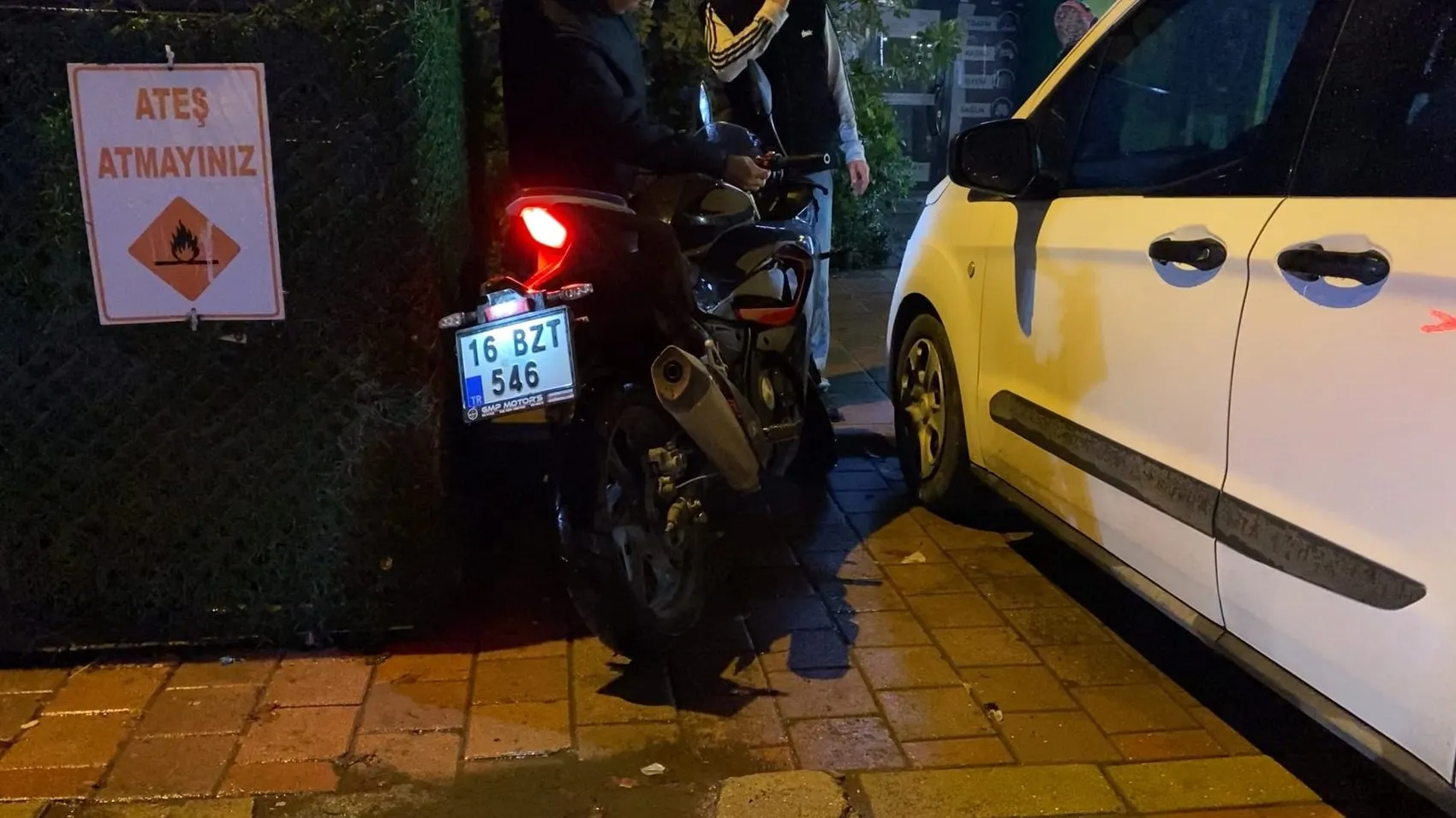 İnegöl'de gece yarısı dehşeti: Motosikletin çarptığı yaya ve sürücü hastanelik oldu