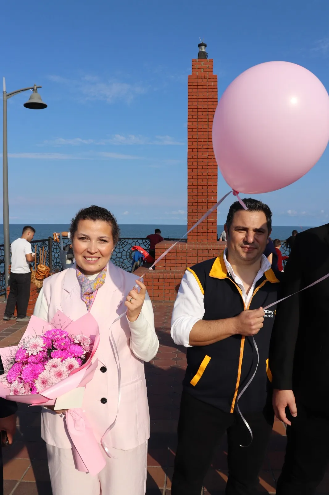 Kanserle mücadelesini kazanan Yasemin için gökyüzü pembeye boyandı