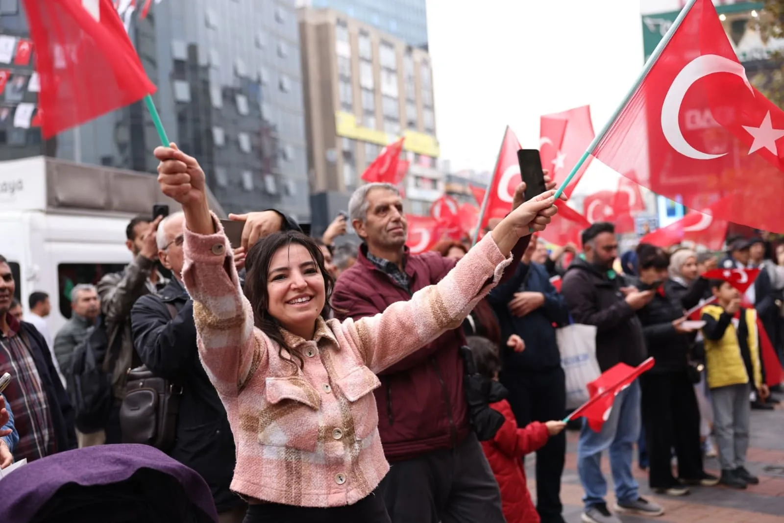 Çankaya'da Cumhuriyet coşkusu: Hüseyin Can Güner'in mesajı törene damga vurdu