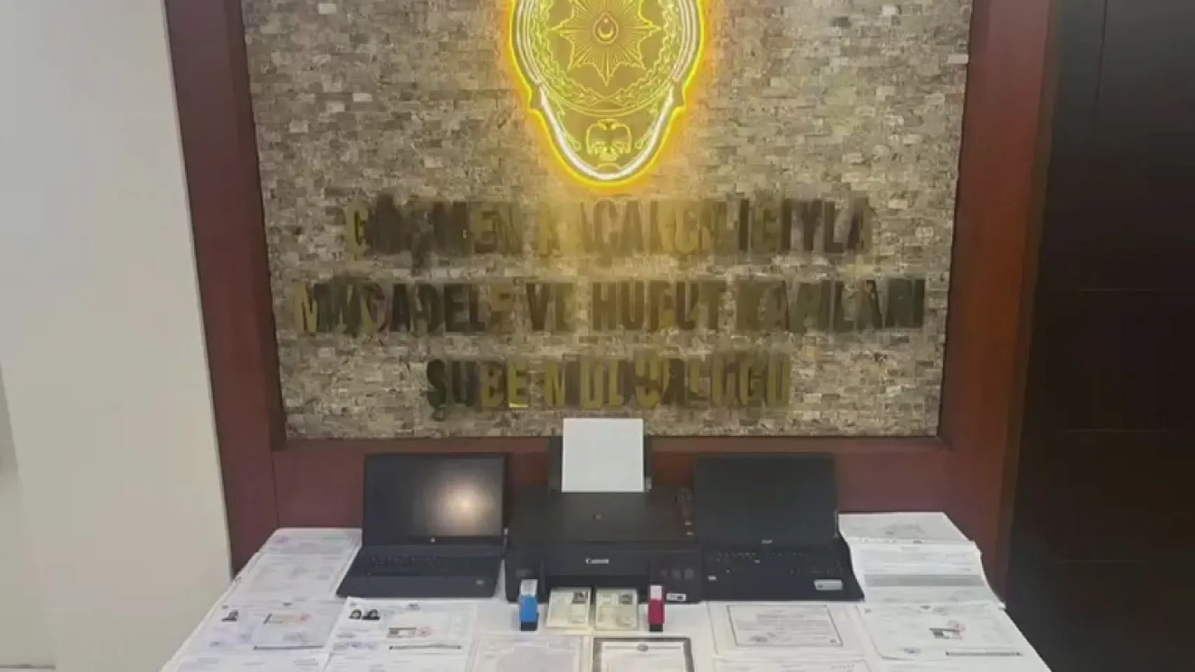 Fatih'teki sahte kimlik atölyesine polis baskını: İki kişi cezaevine gönderildi