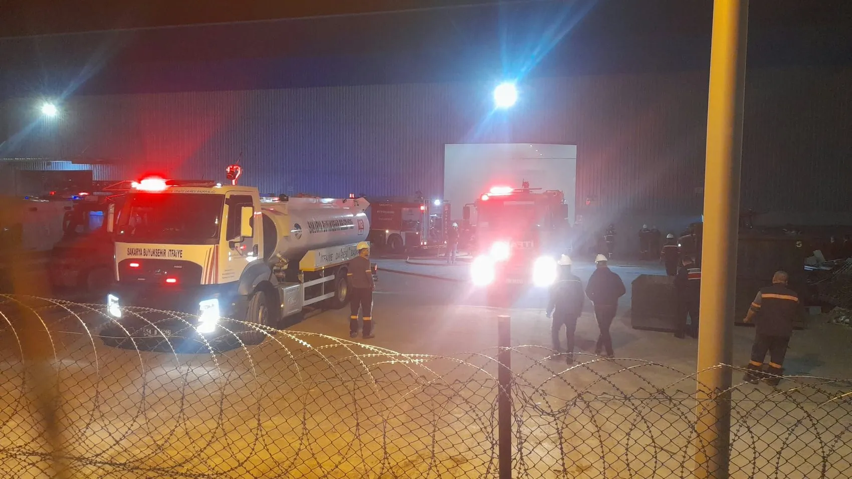 Akyazı'daki fabrikada dehşet anları: Dökümhanede patlama sonrası yangın