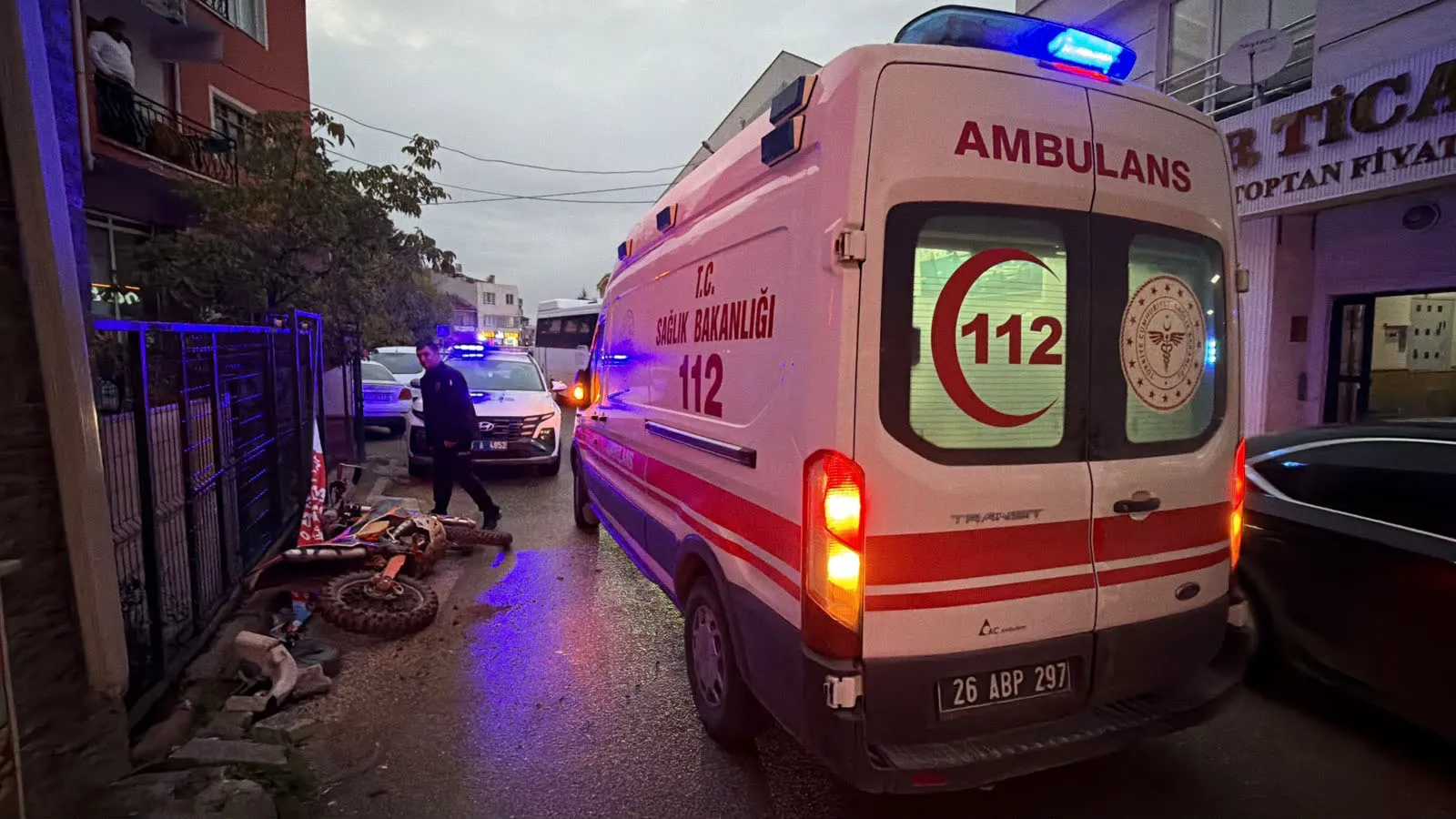 Polisten kaçarken servet değerinde ceza ile karşılaştı: Motosikletli sürücünün tehlikeli kovalamacası hastanede bitti