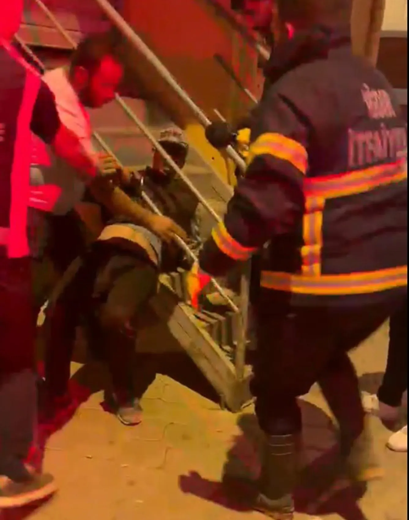Iğdır'da korkuluklara sıkışan vatandaşın yardımına itfaiye yetişti