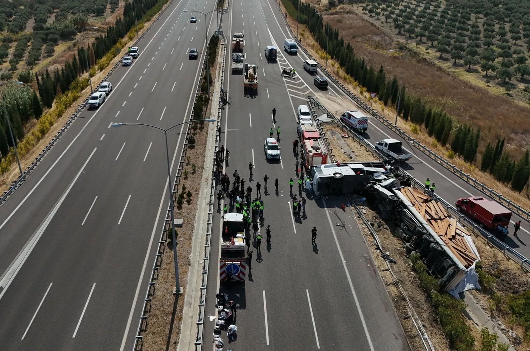 Manisa'da kara yolunda büyük trajedi: Tur otobüsü ile TIR çarpıştı