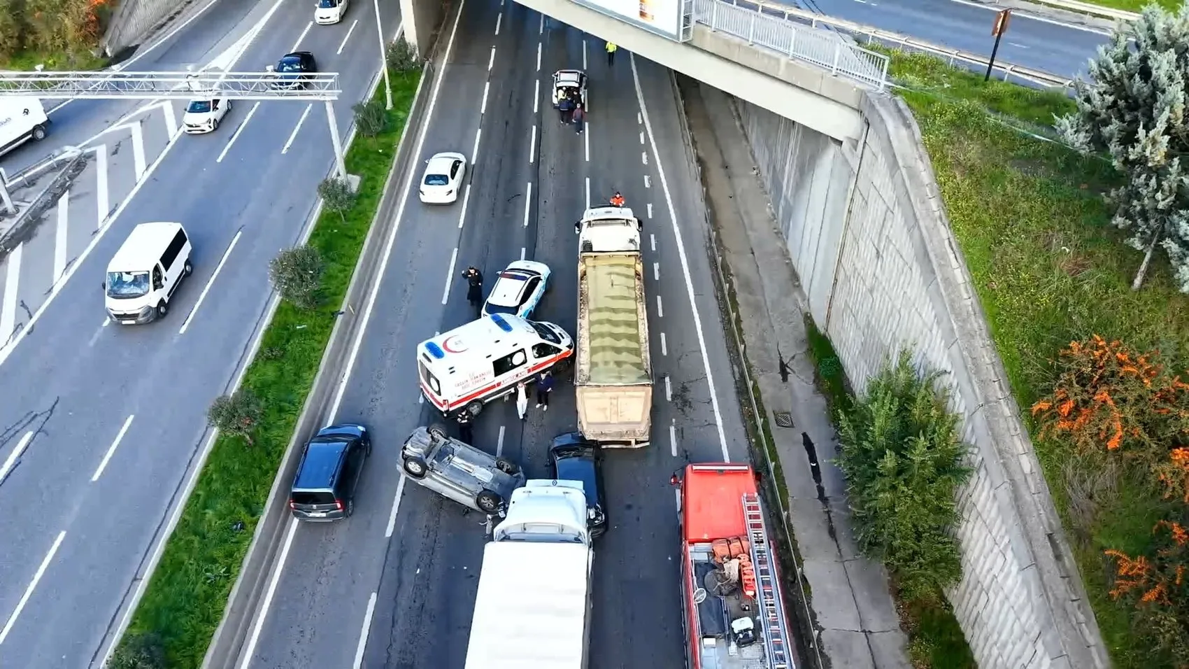 Avrupa Otoyolu'nda dehşet anları: Araçlar hurdaya döndü, trafik felç oldu