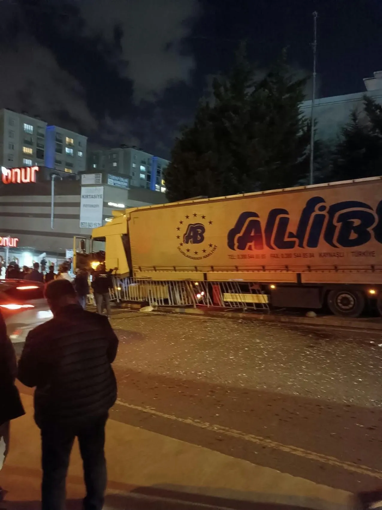 Arnavutköy'de korku dolu anlar: TIR durağa girdi, mucize eseri kimse zarar görmedi