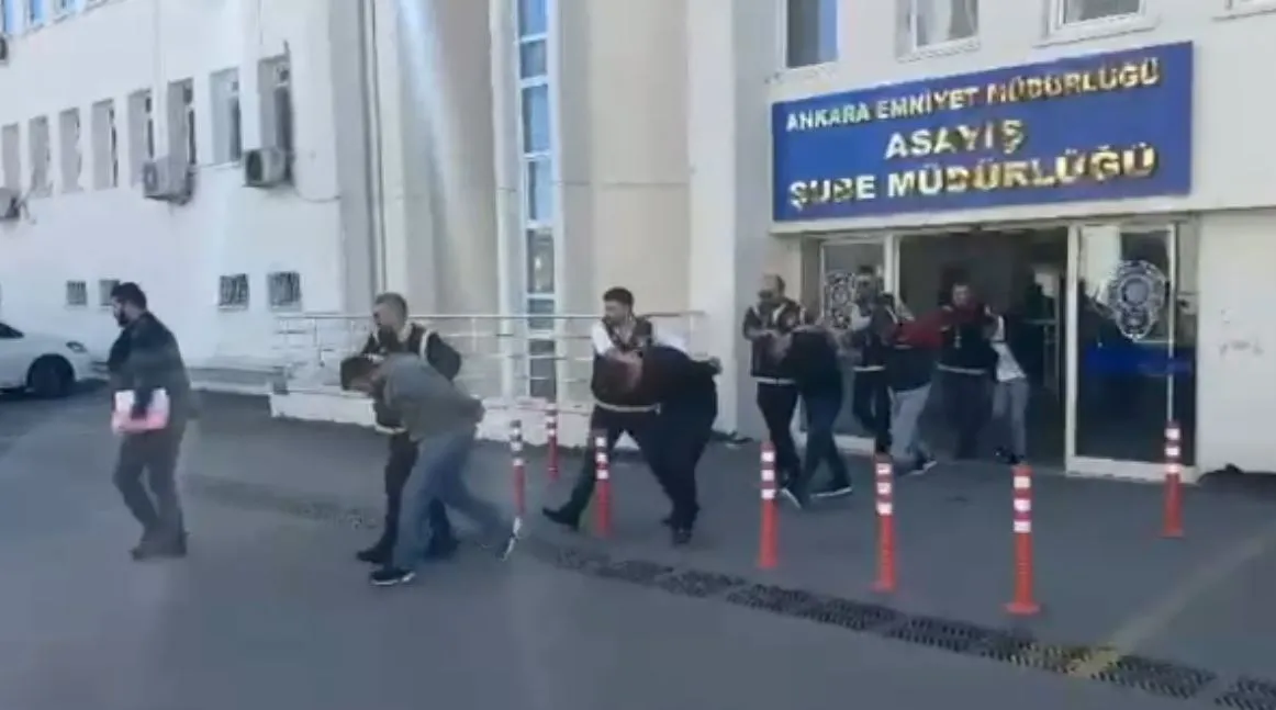 Başkentte gece yarısı dehşeti: İş yerine kurşun yağdıran şüpheliler kameraya yakalandı