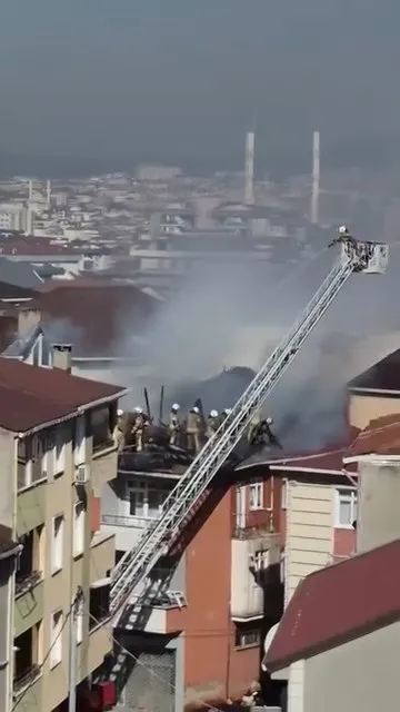 Sultanbeyli'de korku dolu anlar: Çatı katı bir anda alevlere teslim oldu