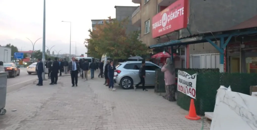 Yüksekova'da yürekleri ağza getiren kaza: Servis şoförü direksiyon başında fenalaştı