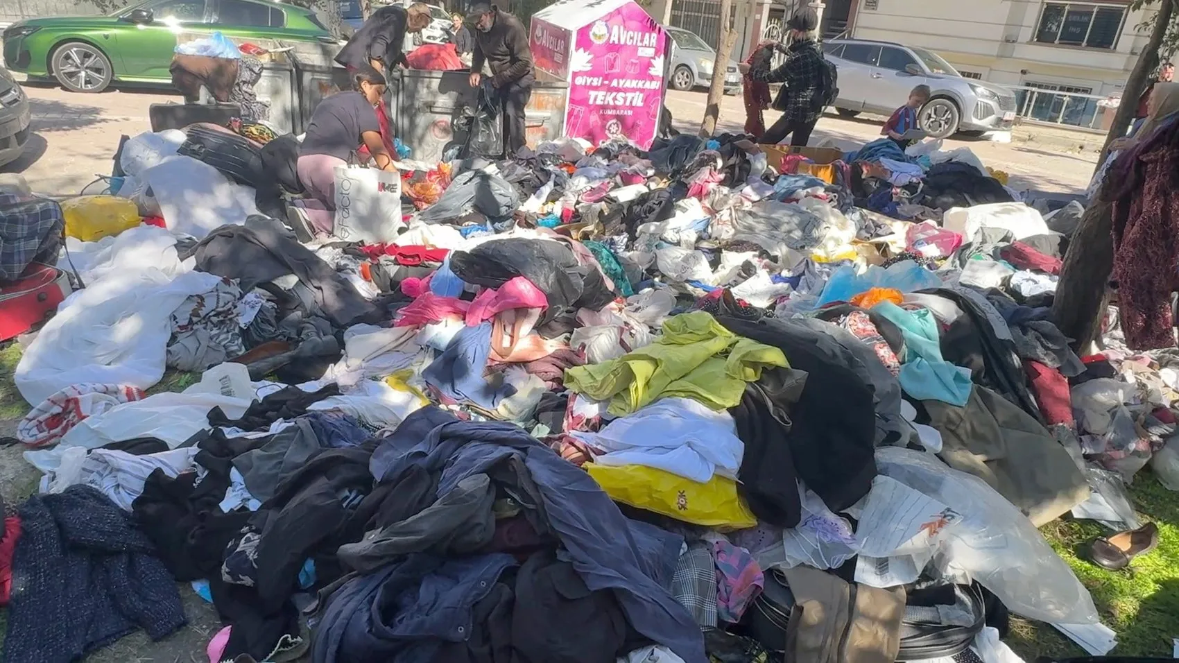 Avcılar'da şaşkına çeviren görüntü: Bodrum katından sokağa taşan kıyafetler kapış kapış gitti