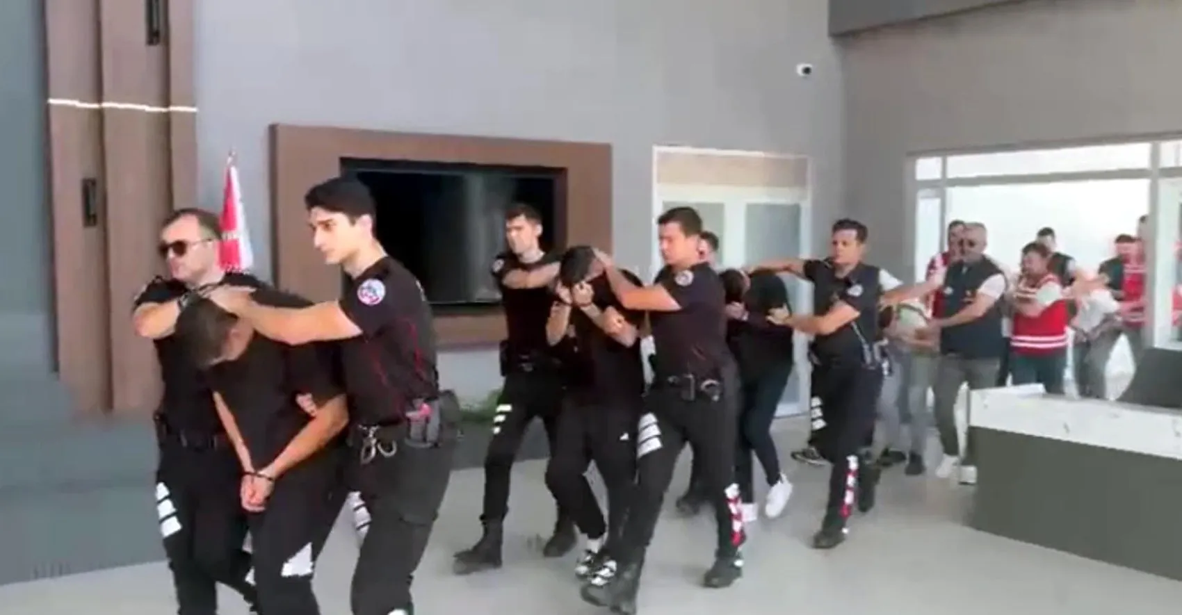 Polis süsü veren şebeke emekli mühendisin 19 milyon lirasını böyle buharlaştırdı