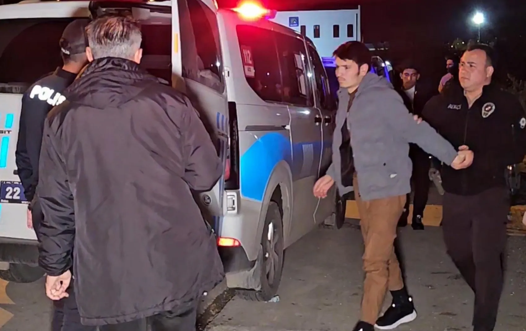 Çalıntı ihbarı polis ekiplerini kaçak göçmen operasyonuna götürdü