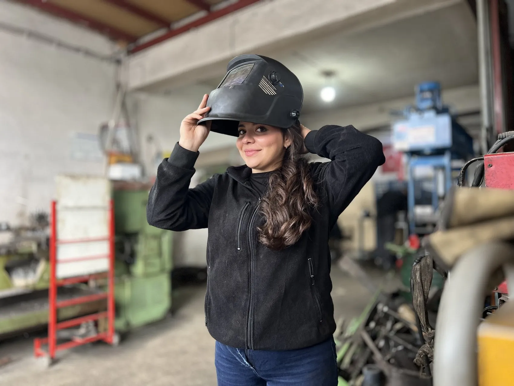 Sanayinin tozlu yollarından dev fabrikalara: 18 yaşındaki Fatma Sena erkek egemen dünyada ezber bozuyor