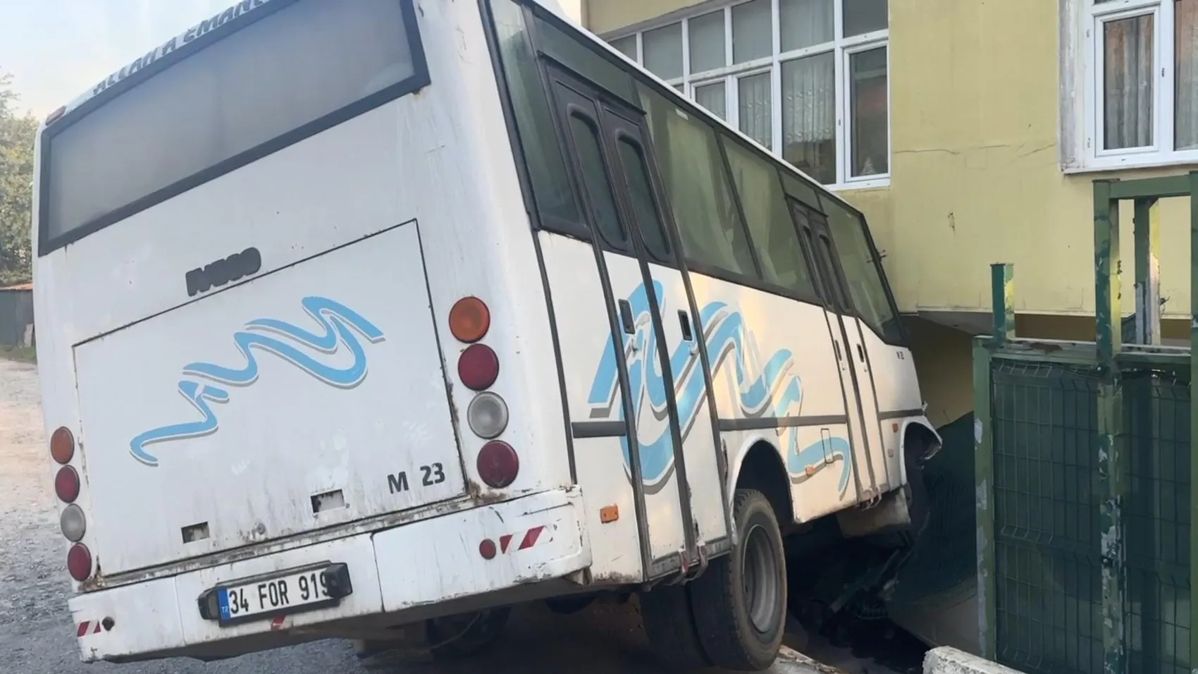 Arnavutköy'de korku dolu anlar: Kontrolden çıkan servis midibüsü bahçeye daldı