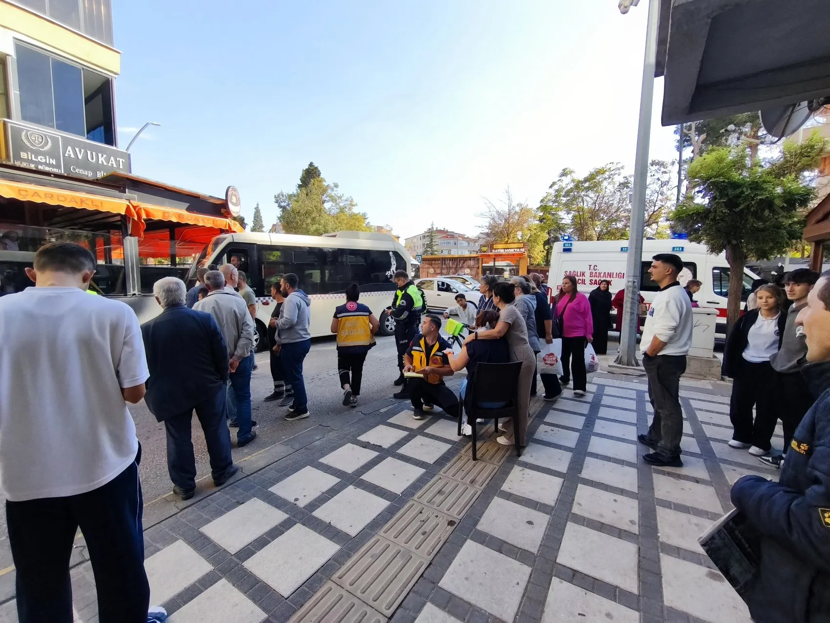 Keşan'da minibüs dehşeti: Yolun karşısına geçmek isteyen iki kadın yaralandı